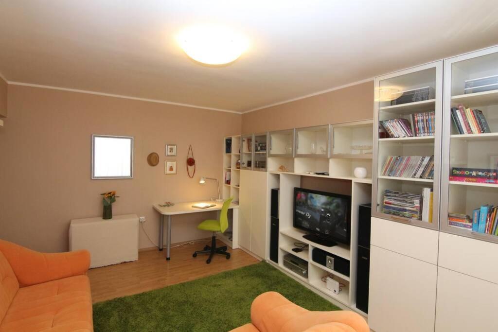 Fast Friend - Cozy Apartment In The Center With Private Garage 리예카 외부 사진