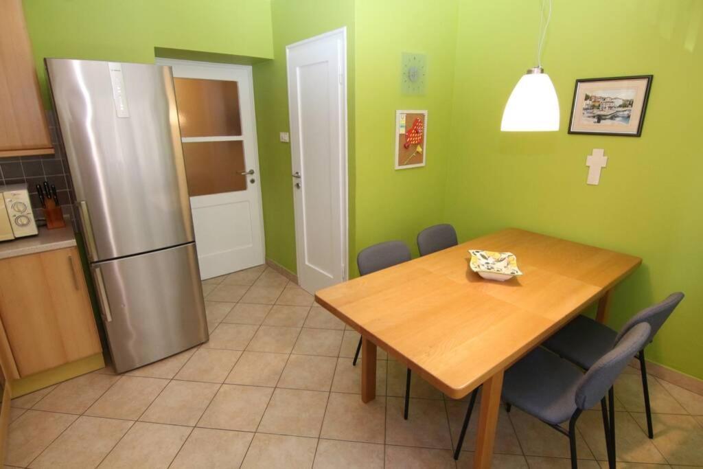 Fast Friend - Cozy Apartment In The Center With Private Garage 리예카 외부 사진